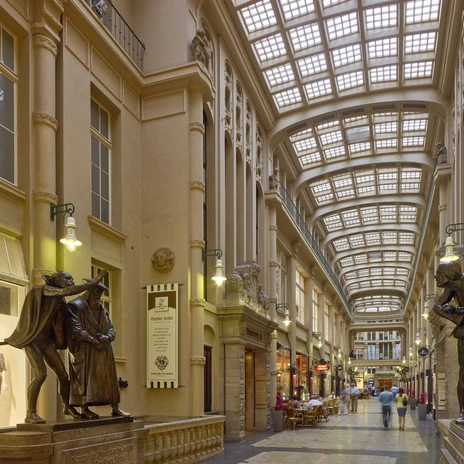 Widok na pasaż Mädlera z dwoma posągami Fausta przy wejściu do Auerbachs Keller, kultura, architektura, gastronomia, kulinaria