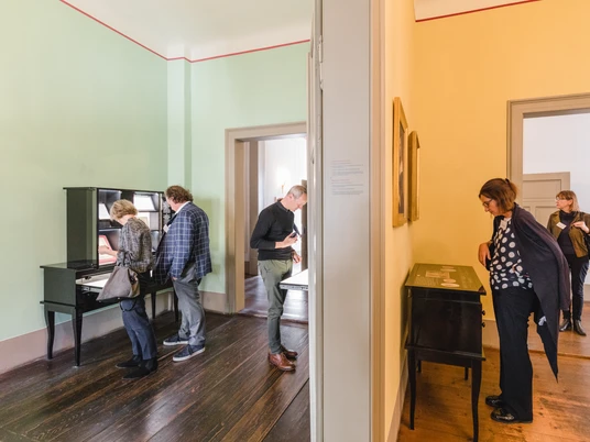 Ausstellung im Mendelssohn-Haus - Museen in Leipzig Blick auf zwei Räume der Ausstellung im Mendelssohn-Haus mit Besuchern, Museen, Musikstadt