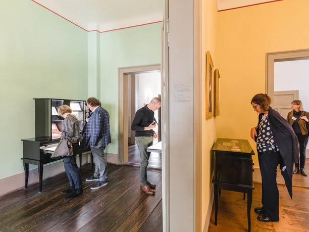 Ausstellung im Mendelssohn-Haus - Museen in Leipzig Blick auf zwei Räume der Ausstellung im Mendelssohn-Haus mit Besuchern, Museen, Musikstadt