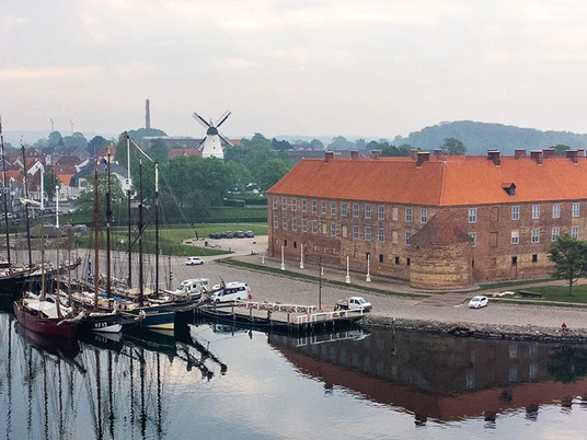 Sejlskibe-ligger-til-kaj-ved-Sønderborg-slot_0055