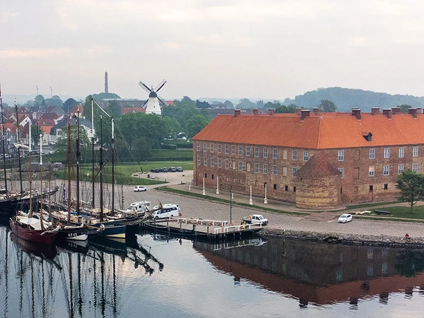 Sejlskibe-ligger-til-kaj-ved-Sønderborg-slot_0055