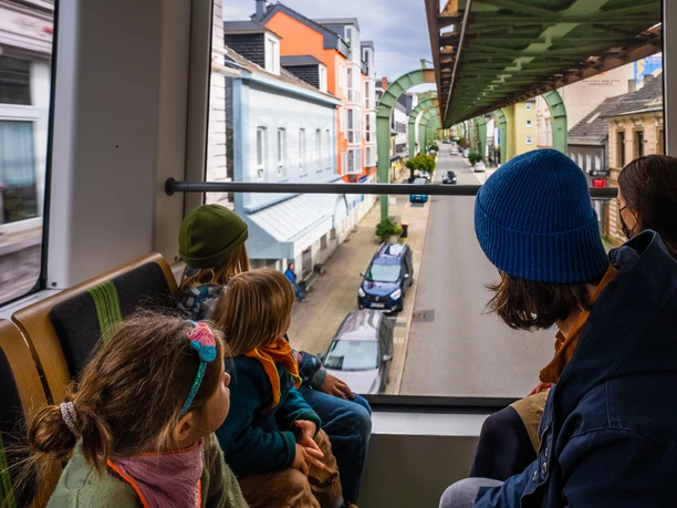 Schwebebahn Wuppertal Blick aus dem Fenster auf eine Straße