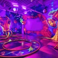 Im Blacklight District in Bispingen leuchten Planeten und futuristische Designs in Neonfarben an der Wand. Eine intergalaktische Atmosphäre lädt dazu ein, kreativ zu werden.