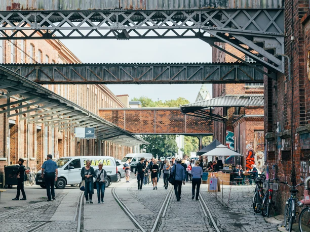 Rundgang durch die Spinnerei - Industriekultur in Leipzig Zahlreiche Besucher laufen auf dem Gelände der Baumwollspinnerei anlässlich des Spinnerei-Rundganges