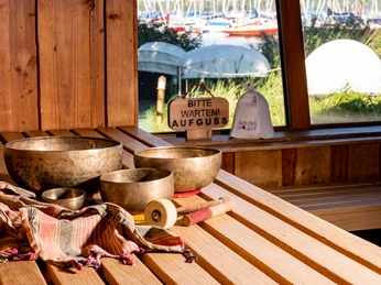 Aufguss Sauna im See - Wellness in Leipzig und Region In der Sauna der Sauna im See wird der nächste Aufguss vorbereitet