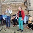 jazzgroup792x356.jpg Eine sechsköpfige Jazzband spielt im Freien vor einer historischen Steinwand auf einer gepflasterten Fläche.