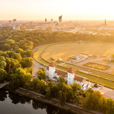 Pohled shora na dostihové závodiště Scheibenholz, park Clary Zetkinové a panorama Lipska, panorama, pohled z výšky