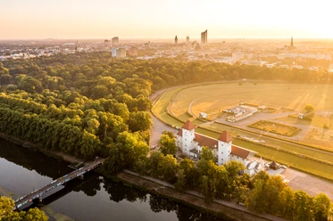 Blick von oben auf die Galopprennbahn Scheibenholz, den Clara-Zetkin-Park und die Skyline von Leipzig, Panorama, Sehenswürdigkeit