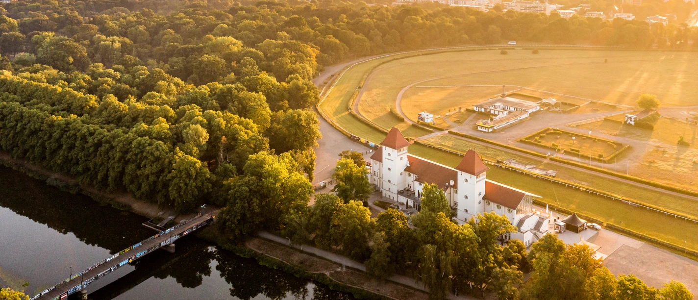 Galopprennbahn Scheibenholz aus der Vogelperspektive - Sehenswürdigkeit in Leipzig Blick von oben auf die Galopprennbahn Scheibenholz, den Clara-Zetkin-Park und die Skyline von Leipzig, Panorama, Sehenswürdigkeit