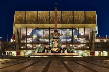 Gewandhaus zu Leipzig bei Nacht - Musikstadt Leipzig Blick auf das Gewandhaus zu Leipzig bei Nacht mit dem Mendebrunnen im Vordergrund, Musikstadt, Sehenswürdigkeiten, Kultur