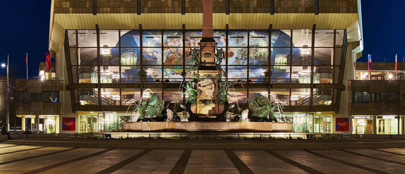 Gewandhaus zu Leipzig bei Nacht - Musikstadt Leipzig Blick auf das Gewandhaus zu Leipzig bei Nacht mit dem Mendebrunnen im Vordergrund, Musikstadt, Sehenswürdigkeiten, Kultur