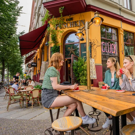Blick auf den Freisitz des Café Puschkin auf der Szenemeile Karli, Gastronomie, KulinarikView of the Café Puschkin outdoor seating area on the Karli trendy mile, gastronomy, culinary delightsPohled na venkovní posezení Café Puschkin na módní míli Karli, gastronomie, kulinářské specialityWidok na zewnętrzną część wypoczynkową Café Puschkin na modnej mili Karli, gastronomia, kulinarne przysmakiUitzicht op de buitenzithoek van Café Puschkin op de Karli trendy mile, gastronomie, culinaire hoogstandjesVista del Café Puschkin all'aperto sul Karli trendy mile, gastronomia, specialità culinarie