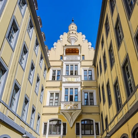 Widok na wewnętrzny dziedziniec Barthels Hof, który kiedyś był centrum handlowym i jest częścią Leipziger Passagen, gastronomia, architektura, kuchnia