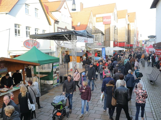 Besucher schlendern auf dem gut besuchten Wurstmarkt in Lübbecke entlang der Verkaufsstände.