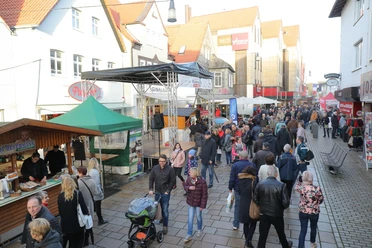 Besucher schlendern auf dem gut besuchten Wurstmarkt in Lübbecke entlang der Verkaufsstände.