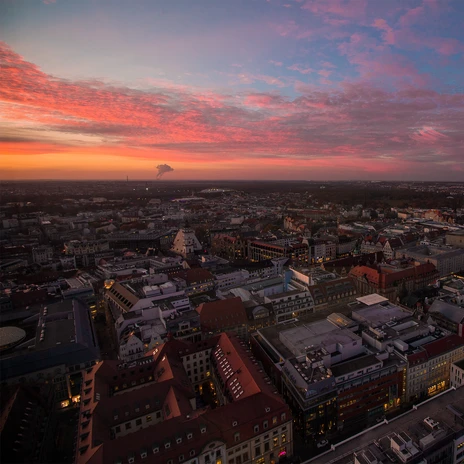 Blick von der Aussichtsplattform des City-Hochhauses bei Sonnenuntergang auf die Leipziger Innenstadt mit Marktplatz, Thomaskirche und Rosental, Aussichtspunkt, SehenswürdigkeitView from the viewing platform of the City Tower at sunset over Leipzig city center with market square, St. Thomas Church and Rosental, vantage point, landmarkPohled z vyhlídkové plošiny Městské věže při západu slunce na centrum Lipska s náměstím, kostelem svatého Tomáše a Rosentalem, vyhlídkový bod, orientační bodWidok z platformy widokowej City Tower o zachodzie słońca na centrum Lipska z rynkiem, kościołem św. Tomasza i Rosental, punkt widokowy, punkt orientacyjnyUitzicht vanaf het uitkijkplatform van de City Tower bij zonsondergang over het centrum van Leipzig met marktplein, St. Thomaskirche en Rosental, uitkijkpunt, oriëntatiepuntVista dalla piattaforma panoramica della City Tower al tramonto sul centro di Lipsia con la piazza del mercato, la chiesa di San Tommaso e la Rosental, punto panoramico, punto di riferimento
