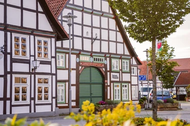 Heimatmuseum Lügde Fachwerkgebäude mit grünem Holztor des Heimatmuseums Lügde in städtischer Umgebung.