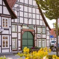 Heimatmuseum Lügde Fachwerkgebäude mit grünem Holztor des Heimatmuseums Lügde in städtischer Umgebung.