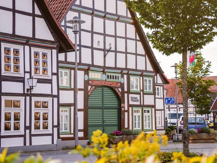 Heimatmuseum Lügde Fachwerkgebäude mit grünem Holztor des Heimatmuseums Lügde in städtischer Umgebung.