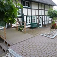 Ferienwohung Ridder Ferienwohnung Ridder in einem traditionellen Fachwerkhaus mit barrierefreier Rampe und Sitzbank.