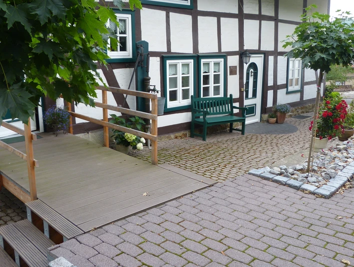 Ferienwohung Ridder Ferienwohnung Ridder in einem traditionellen Fachwerkhaus mit barrierefreier Rampe und Sitzbank.