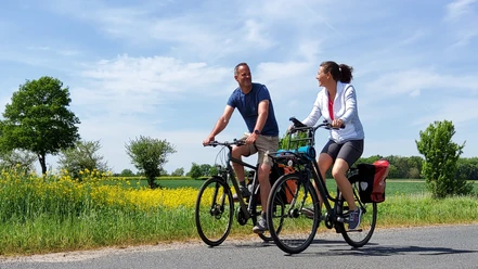 Radfahrer in der norddeutschen Weite Cyclists in the north German expanse