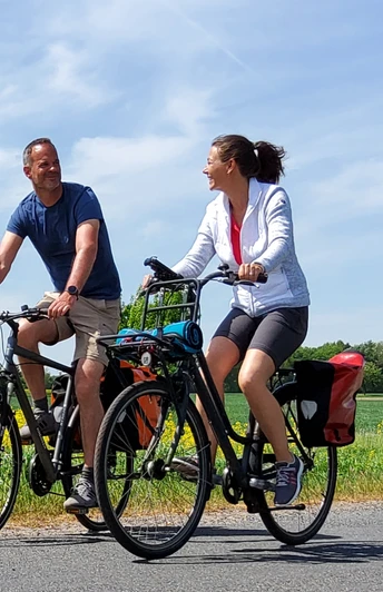 Radfahrer in der norddeutschen Weite Radfahrer in der norddeutschen WeiteCyclists in the north German expanseCyklister i de nordtyske vidderFietsers in de Noord-Duitse uitgestrektheid