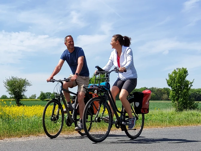 Radfahrer in der norddeutschen Weite Radfahrer in der norddeutschen WeiteCyclists in the north German expanseCyklister i de nordtyske vidderFietsers in de Noord-Duitse uitgestrektheid