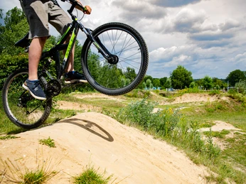 Fahrradparcour an der Dirt-Bike-Strecke