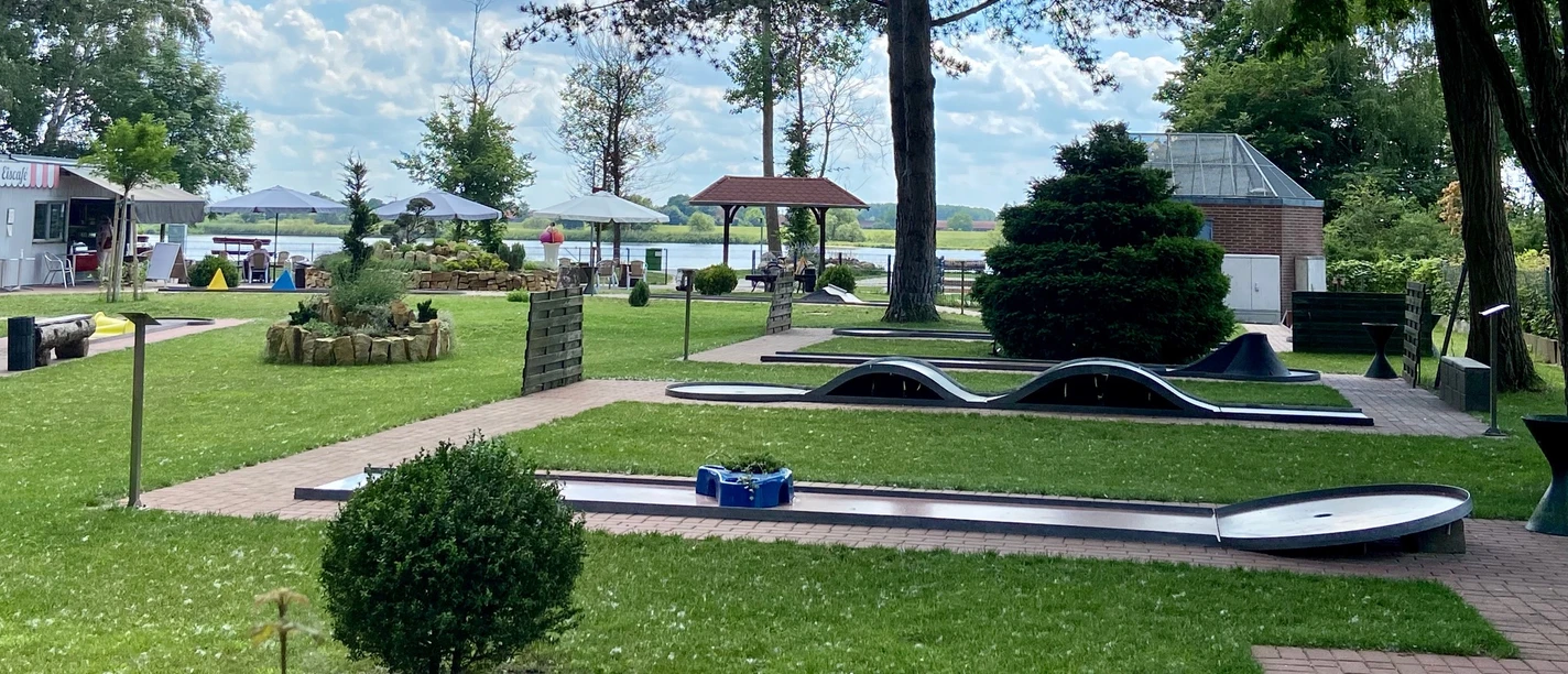 Minigolf spielen mit Elbblick