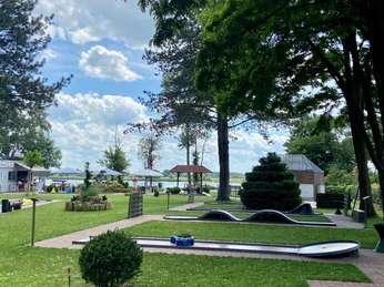 Minigolf spielen mit Elbblick