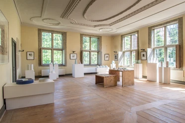 TOM_3601.jpg Heller Innenraum der Galerie mit dekorativer Decke und Holzfußboden