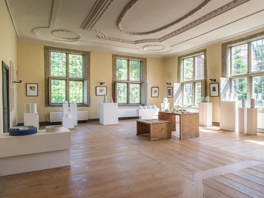 TOM_3601.jpg Heller Innenraum der Galerie mit dekorativer Decke und Holzfußboden