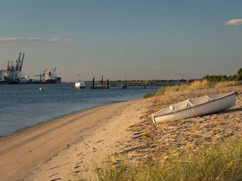 Weserstrand auf der Insel Harriersand Weserstrand auf der Insel Harriersand in der Gemeinde SchwanewedeWeser beach on the island of Harriersand in the municipality of SchwanewedeWeser-stranden på øen Harriersand i Schwanewede kommuneWeserstrand op het eiland Harriersand in de gemeente Schwanewede