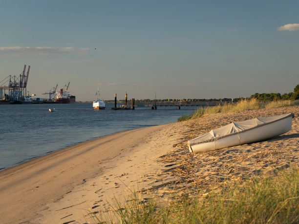 Weserstrand auf der Insel Harriersand Weser beach on the island of Harriersand in the municipality of Schwanewede