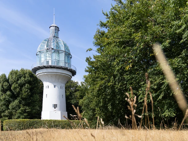 Lichtturm Solingen Blick auf den Lichtturm umgeben von Bäumen