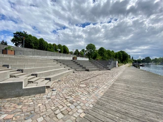 Sitzterrassen am Hafen