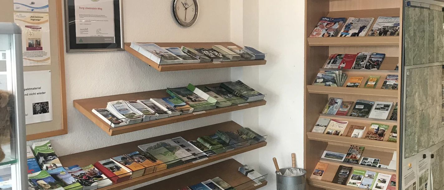 Tourist Info Bad Zwesten Blick auf Prospektauslagen