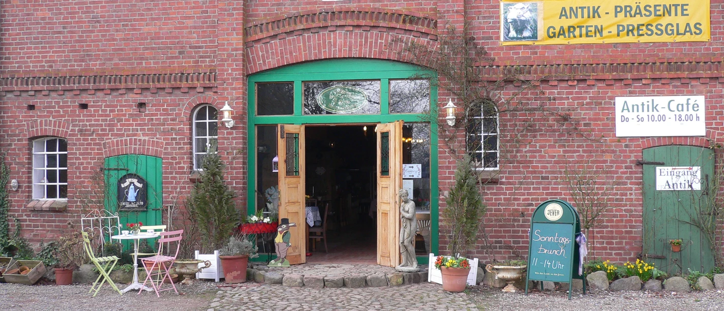 Antik Cafe bric-a-brac.JPG