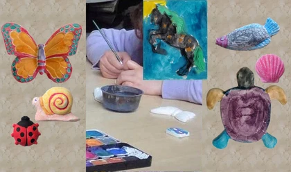 Gipsfiguren- bemalen.jpg Kind bemalt Gipsfiguren, umrahmt von bunten Tiermotiven wie Schmetterling und Schildkröte.