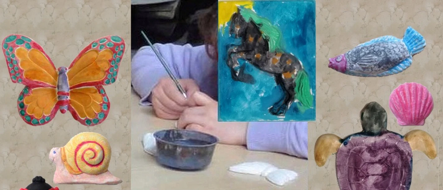 Gipsfiguren- bemalen.jpg Kind bemalt Gipsfiguren, umrahmt von bunten Tiermotiven wie Schmetterling und Schildkröte.