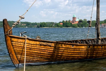141 - Ratzeburg - Schlosswiese Ausblicke.jpg Blick von der Schlosswiese auf ein hölzernes Boot am Ufer