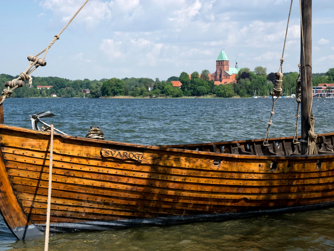 141 - Ratzeburg - Schlosswiese Ausblicke.jpg Blick von der Schlosswiese auf ein hölzernes Boot am Ufer