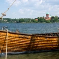141 - Ratzeburg - Schlosswiese Ausblicke.jpg Blick von der Schlosswiese auf ein hölzernes Boot am Ufer