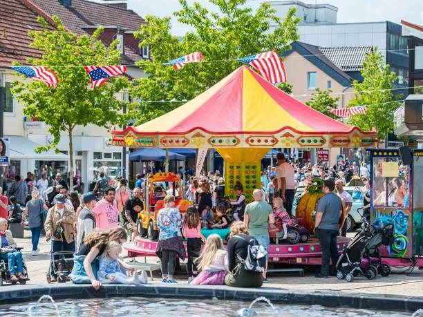 Stadtfest mit Karussell für Kinder in Bad Driburg.