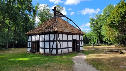 Rossmühle Rahden Weiß verputzte Fachwerkscheune Rossmühle Rahden mit ziegelgedecktem Dach mitten im Grünen.