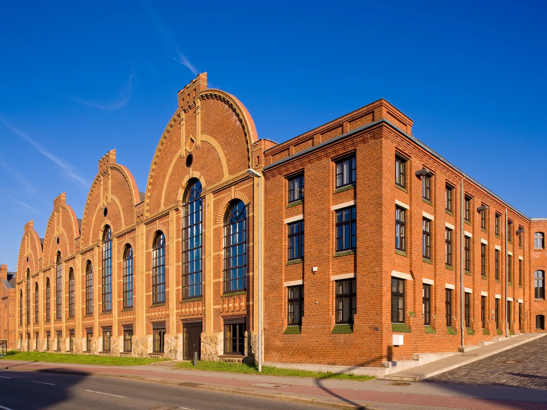 1497_Außenansicht_Sächsisches_Industriemuseum_Dittrich.jpg Backsteinfassade des Sächsischen Industriemuseums mit großen Bogenfenstern und blauen Himmel.Brick facade of the Saxon Industrial Museum with large arched windows and blue sky.Cihlová fasáda Saského průmyslového muzea s velkými klenutými okny a modrou oblohou.Ceglana fasada Saksońskiego Muzeum Przemysłowego z dużymi łukowymi oknami i błękitnym niebem.Bakstenen gevel van het Saksisch Industrieel Museum met grote boogramen en blauwe lucht.Facciata in mattoni del Museo Industriale Sassone con grandi finestre ad arco e cielo azzurro.