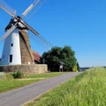 Windmühle Eickhorst Historische Windmühle Eickhorst vor blauem Himmel, umgeben von grünen Feldern und einem Weg.