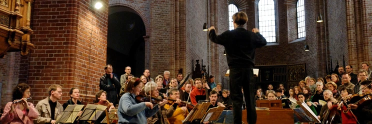 Domchor und Collegium bei der Probenarbeit_variabel.jpg Mitglieder des Domchors proben gemeinsam in der Kirche
