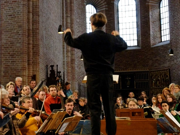 Domchor und Collegium bei der Probenarbeit_variabel.jpg Mitglieder des Domchors proben gemeinsam in der Kirche